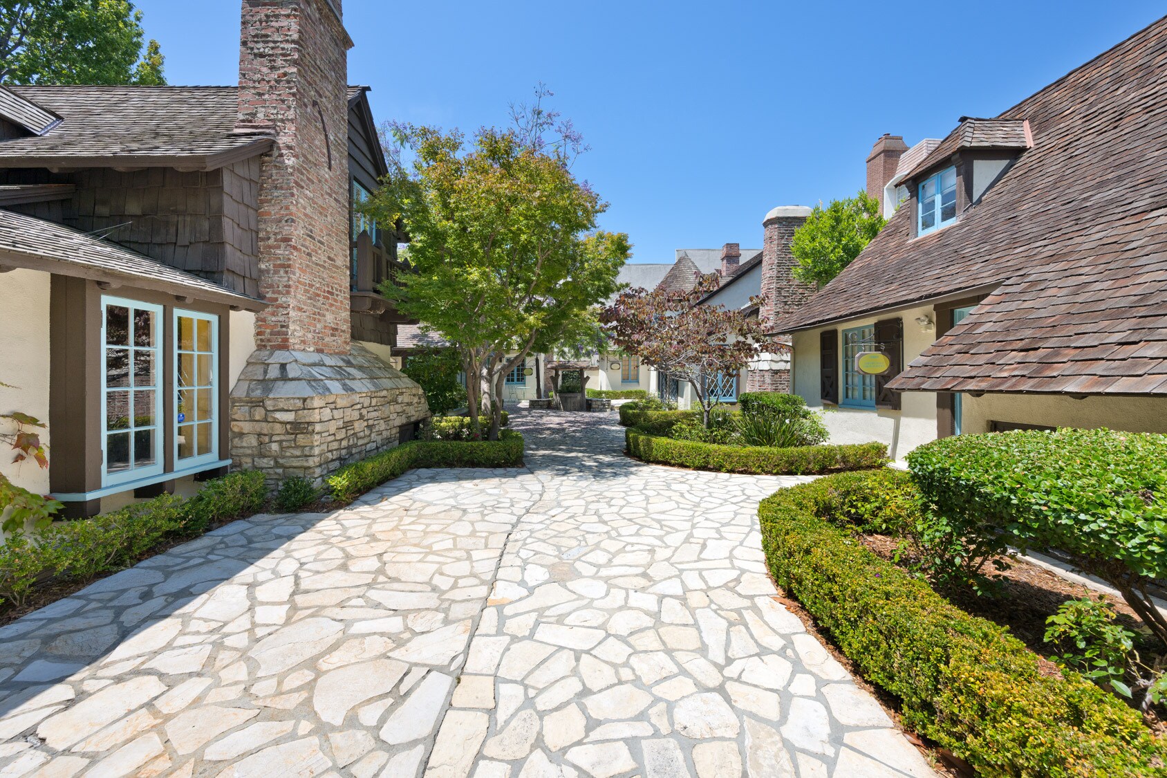 10669-10685 Santa Monica Blvd, Los Angeles, CA à louer Photo principale– Image 1 sur 7