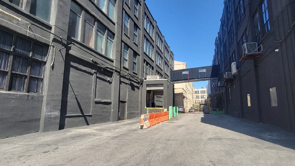 47-61 Pearson Pl, Long Island City, NY à louer - Photo de l’immeuble – Image 2 sur 15
