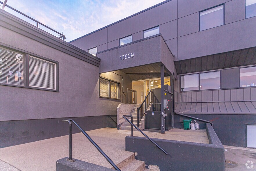 10509 81st Ave NW, Edmonton, AB à louer - Photo de l’immeuble – Image 3 sur 5