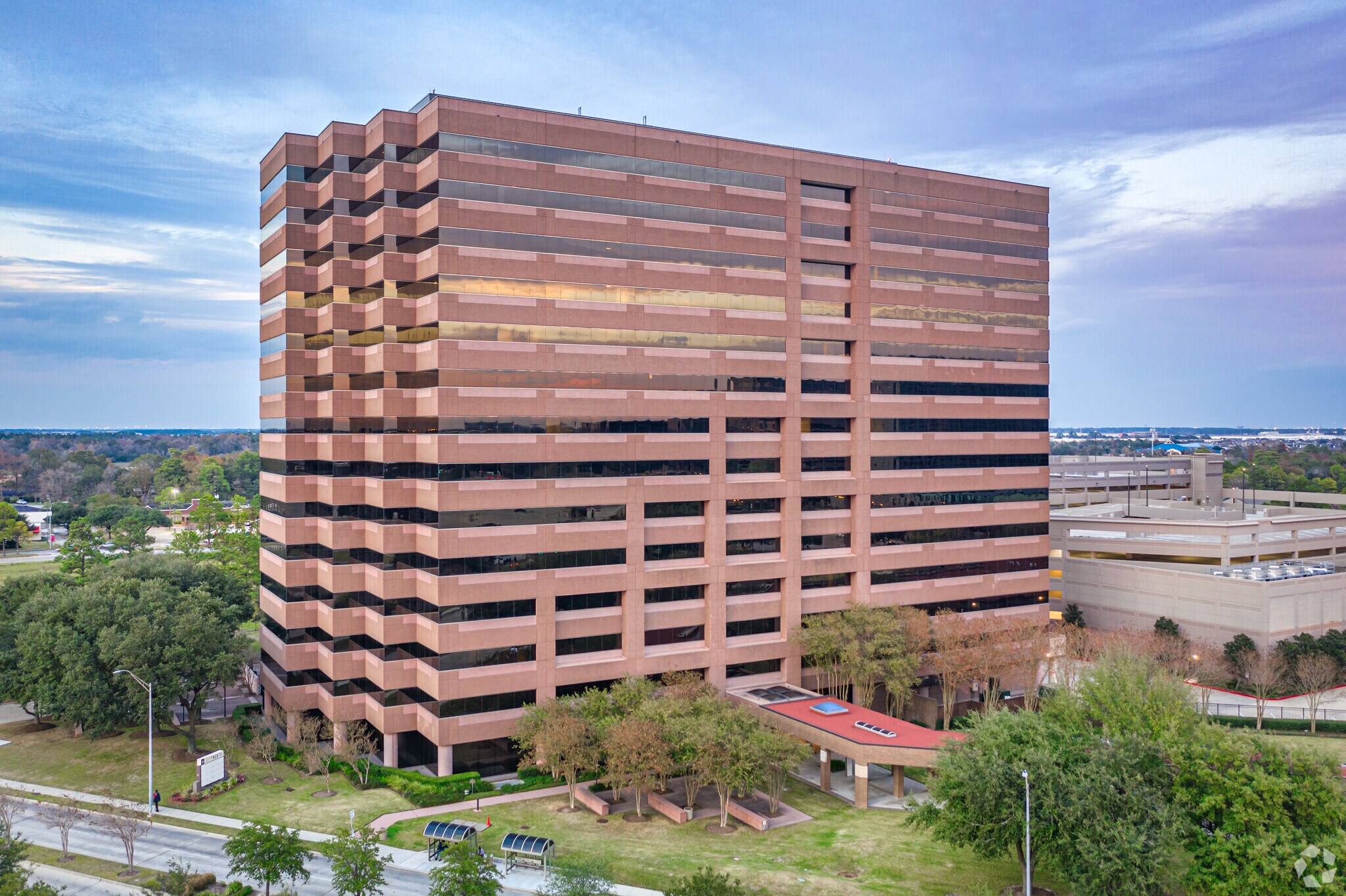 12450 Greenspoint Dr, Houston, TX à louer Photo de l’immeuble– Image 1 sur 3