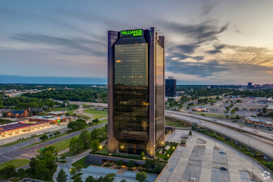 1601 NW Expressway, Oklahoma City, OK à louer - Photo de l’immeuble – Image 1 sur 15