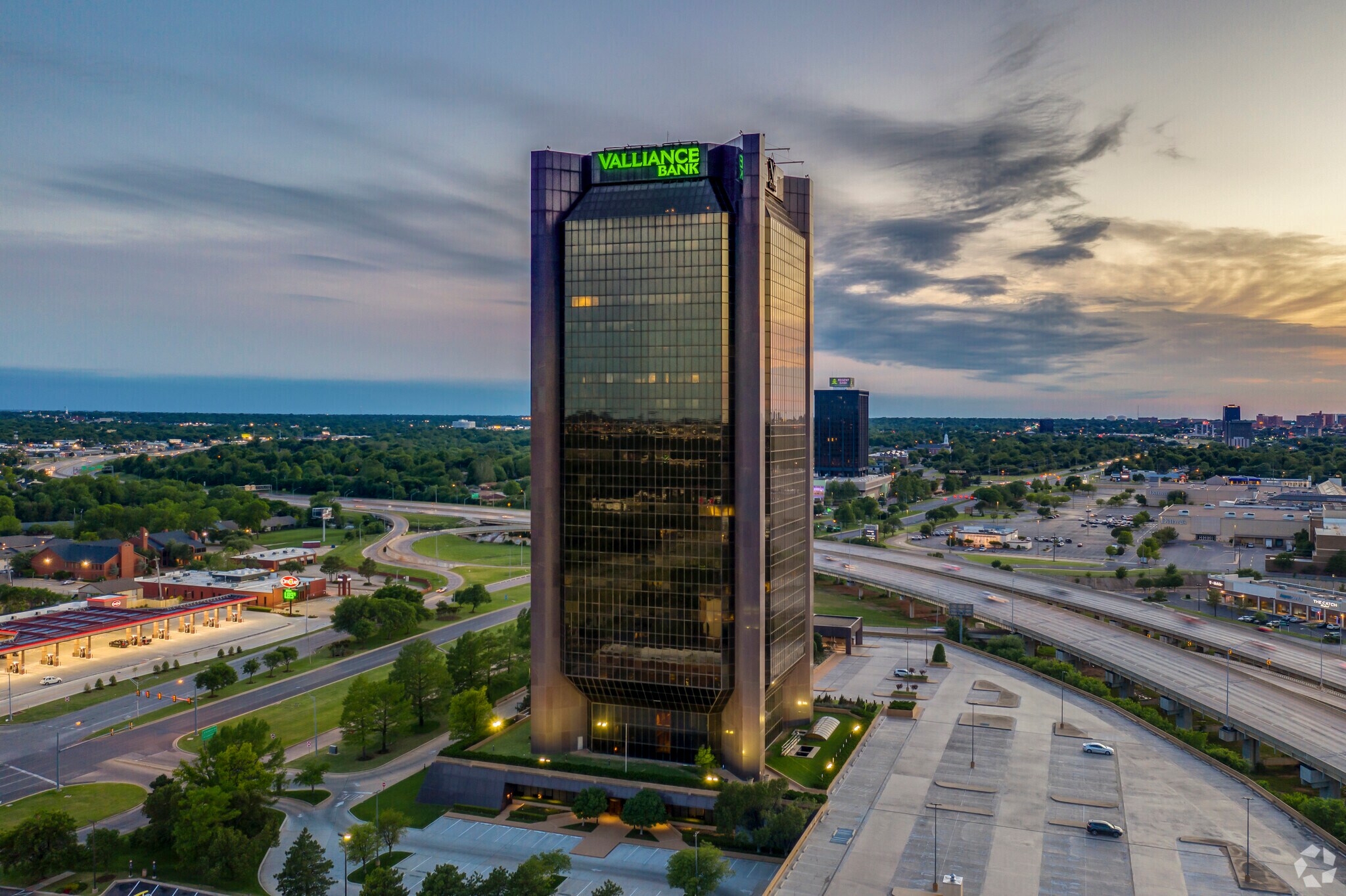 1601 NW Expressway, Oklahoma City, OK à louer Photo de l’immeuble– Image 1 sur 16