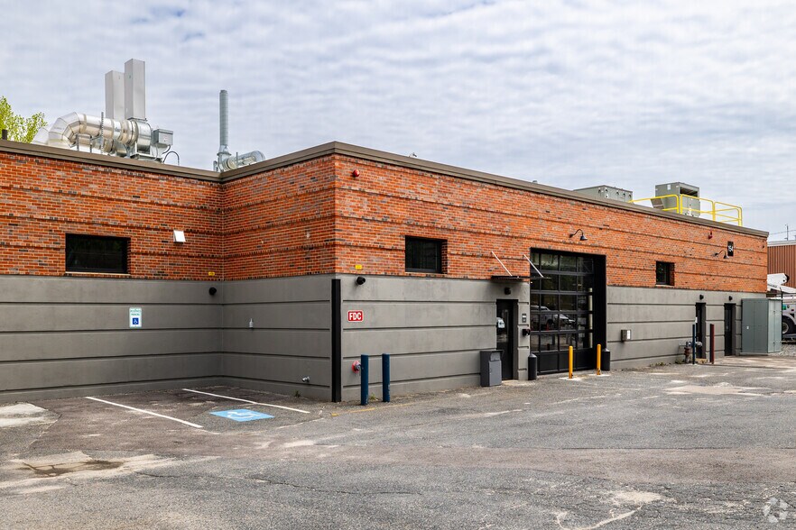 154 Calvary St, Waltham, MA à louer - Photo de l’immeuble – Image 1 sur 20