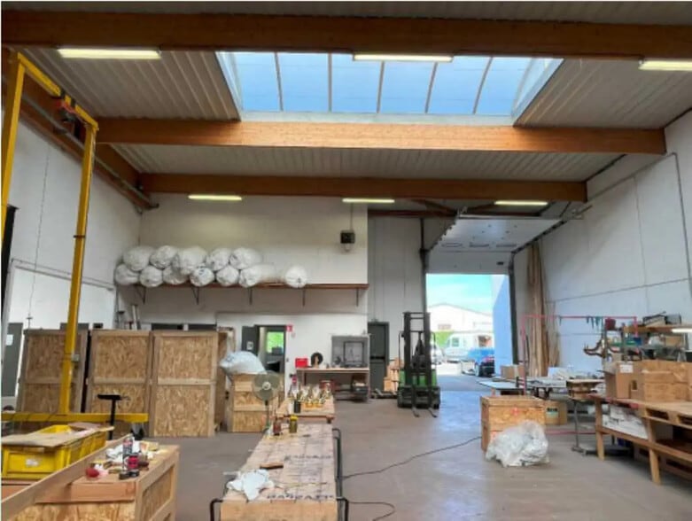 Local d’activités dans Décines-Charpieu à louer - Photo de l’immeuble – Image 2 sur 8