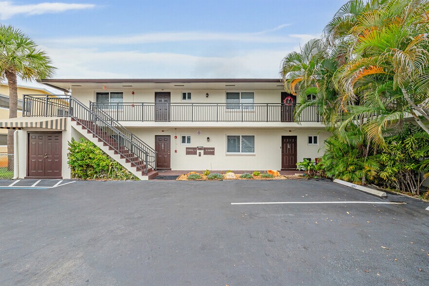 7851 Johnson St, Pembroke Pines, FL à vendre - Photo de l’immeuble – Image 3 sur 10