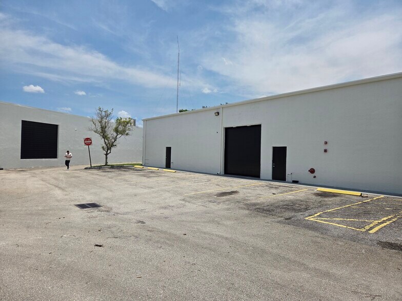 5750 Columbia Cir, Mangonia Park, FL à louer - Photo de l’immeuble – Image 1 sur 5
