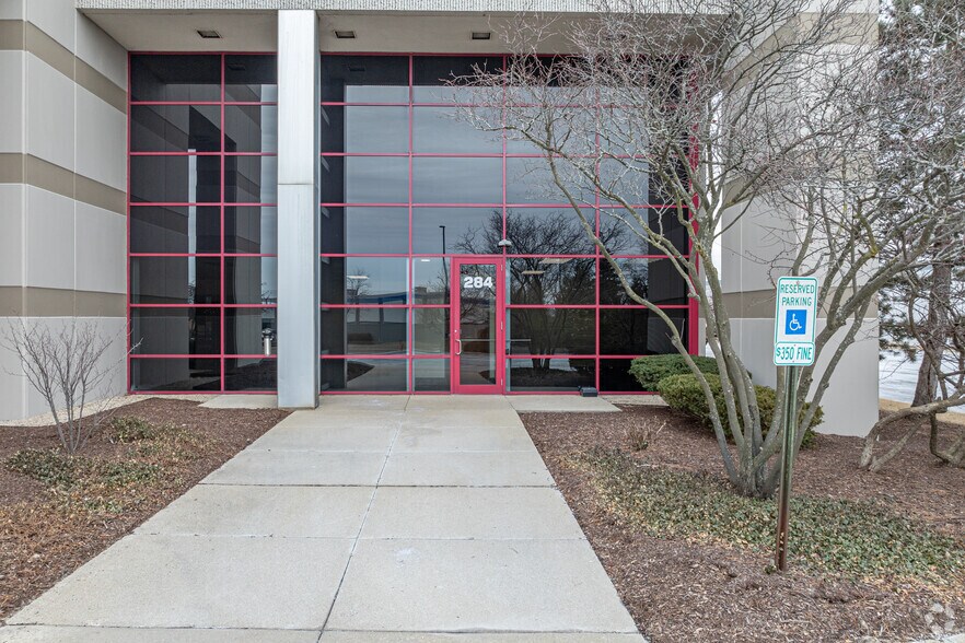 284-314 E Lies Rd, Carol Stream, IL à louer - Photo de l’immeuble – Image 2 sur 4