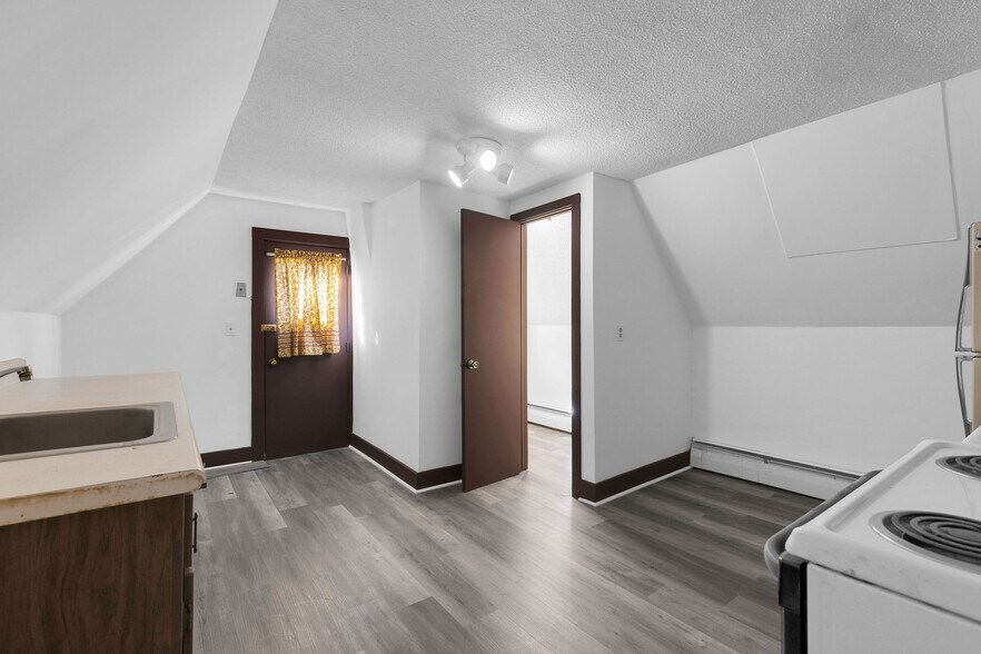 122 W Main St, Plainville, CT à vendre - Photo de l’immeuble – Image 3 sur 26