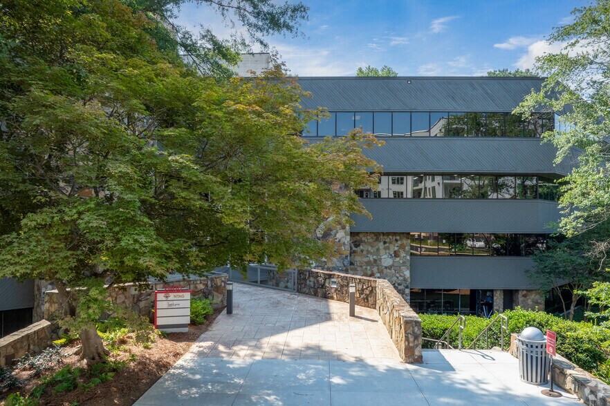 2400 Lake Park Dr SE, Smyrna, GA à louer - Photo de l’immeuble – Image 2 sur 20
