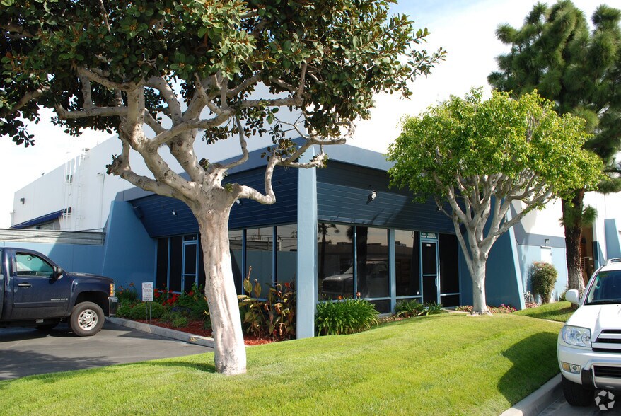 1241 N La Loma Cir, Anaheim, CA à vendre - Photo de l’immeuble – Image 2 sur 5