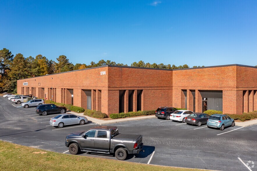 1701 Oakbrook Dr, Norcross, GA à louer - Photo de l’immeuble – Image 2 sur 7
