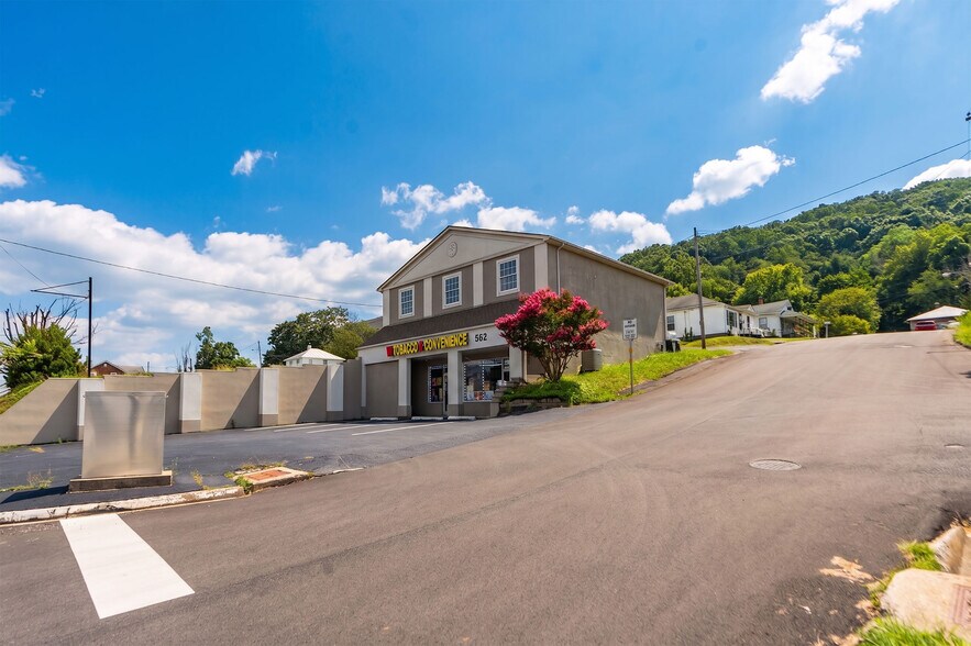 902 Richmond Ave, Staunton, VA à vendre - Photo de l’immeuble – Image 2 sur 16