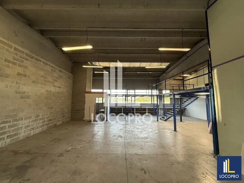 Local d’activités dans Antibes à louer - Photo de l’immeuble – Image 2 sur 7