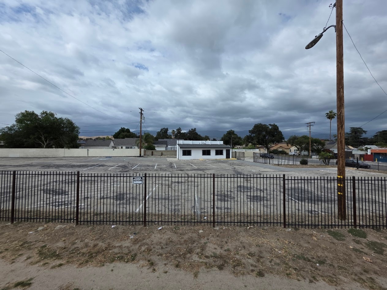 1208 W Highland Ave, San Bernardino, CA à louer Photo de l’immeuble– Image 1 sur 15