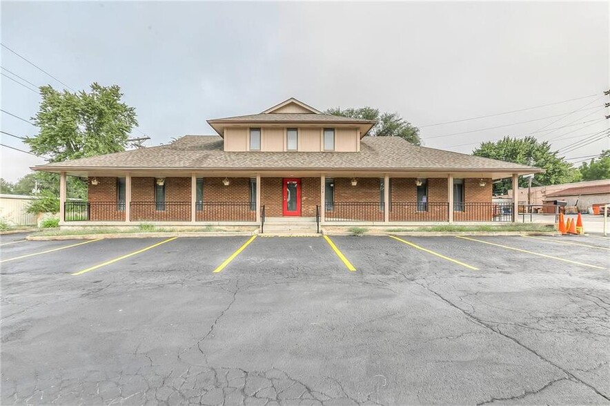 4 W Monroe St, Buckner, MO à louer - Photo de l’immeuble – Image 1 sur 37