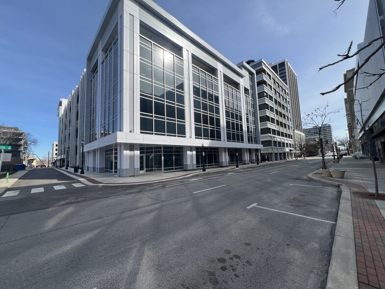 222 W Berry St, Fort Wayne, IN à louer - Photo de l’immeuble – Image 1 sur 9