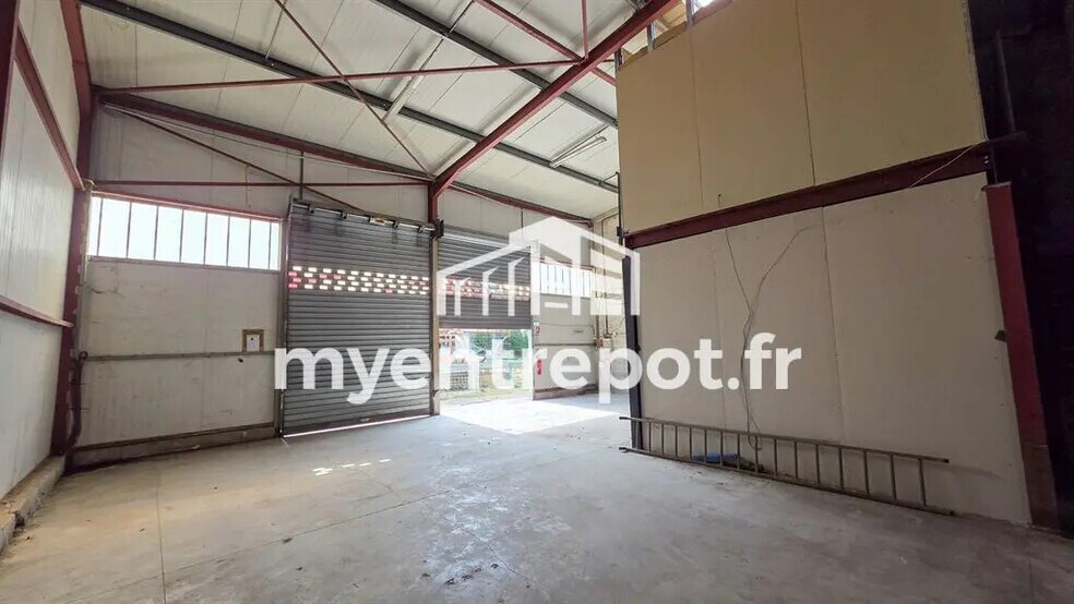 Local d’activités dans Aubagne à louer - Photo de l’immeuble – Image 2 sur 6