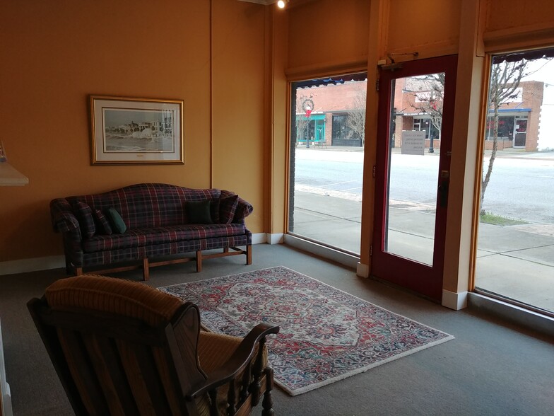 242 2nd St, Cheraw, SC à louer - Photo intérieure – Image 2 sur 11