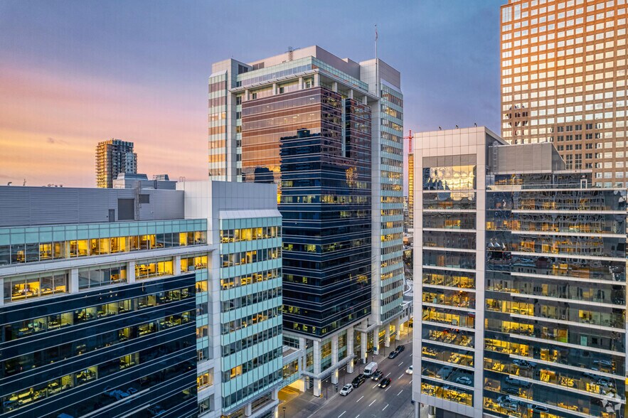 215 9th Ave SW, Calgary, AB à louer - Photo principale – Image 1 sur 18