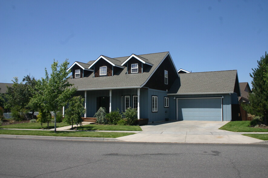 20826 NE Sierra Dr, Bend, OR à vendre - Photo de l’immeuble – Image 1 sur 8