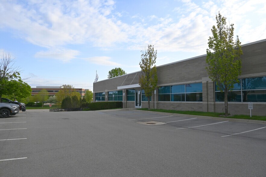 39525 W 13 Mile Rd, Novi, MI à louer - Photo de l’immeuble – Image 3 sur 6