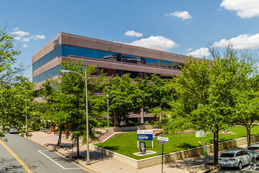 2500 Wilson Blvd, Arlington, VA à louer - Photo de l’immeuble – Image 3 sur 5