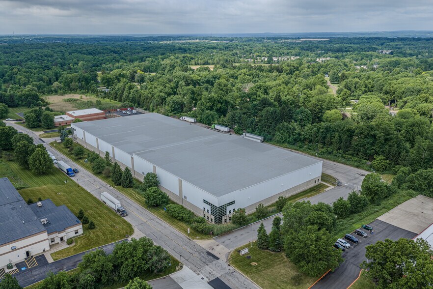 8295 Bavaria Dr, Macedonia, OH à louer - Photo de l’immeuble – Image 2 sur 10