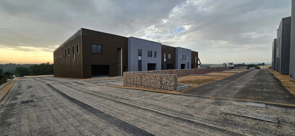 Local d'activités dans Vailhauquès à vendre - Photo de l’immeuble – Image 2 sur 19