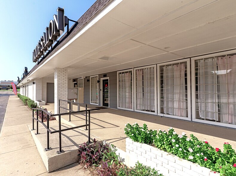 1012 N Davis Dr, Arlington, TX à vendre - Photo de l’immeuble – Image 1 sur 15