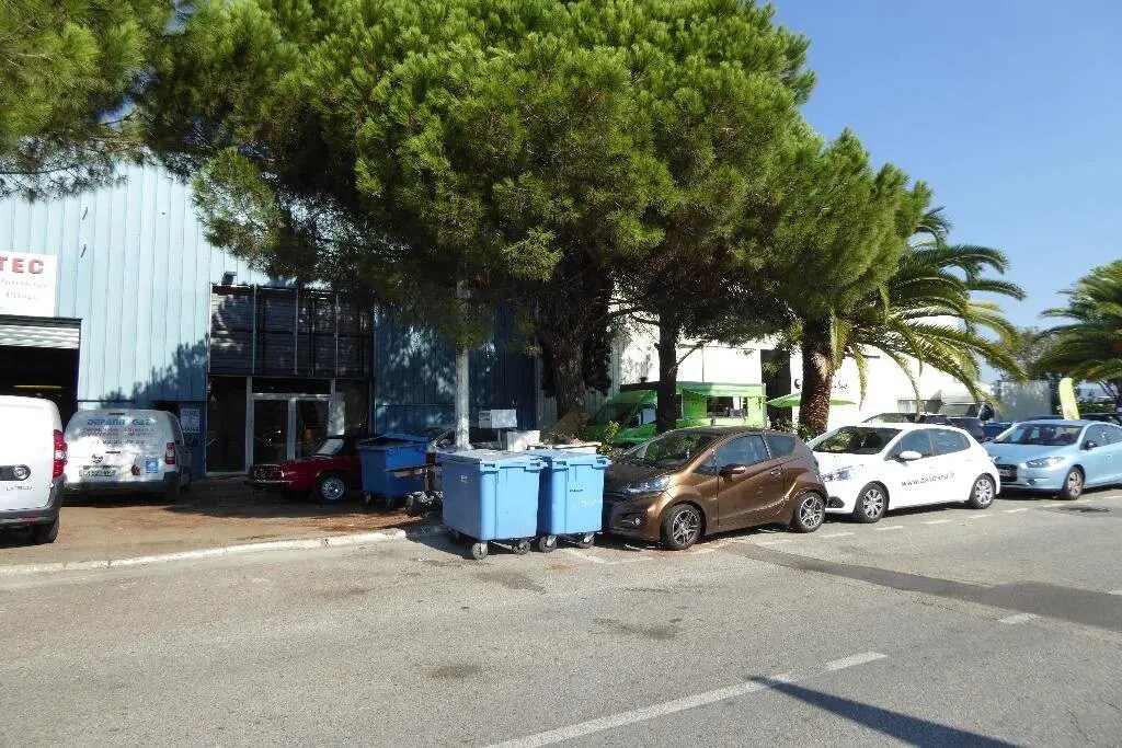 Industriel/Logistique dans CANNES-LA-BOCCA à louer Photo de l’immeuble– Image 1 sur 3