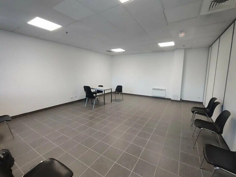 Bureau dans Saint-Quentin-Fallavier à louer - Photo de l’immeuble – Image 2 sur 3