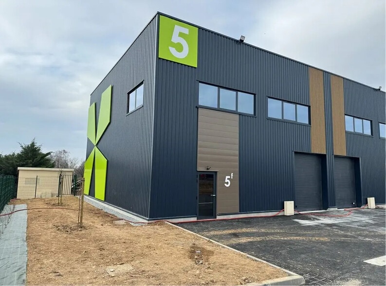 Local d’activités dans Mondeville à louer - Photo de l’immeuble – Image 2 sur 4