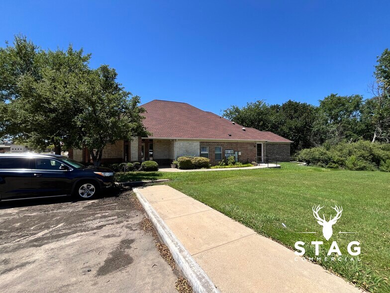 3327 Colorado Blvd, Denton, TX à louer - Photo de l’immeuble – Image 2 sur 7