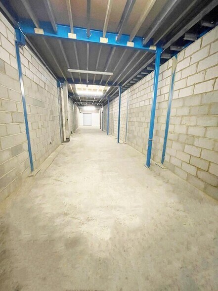 18 Wadsworth Rd, Greenford à louer - Photo de l’immeuble – Image 3 sur 5