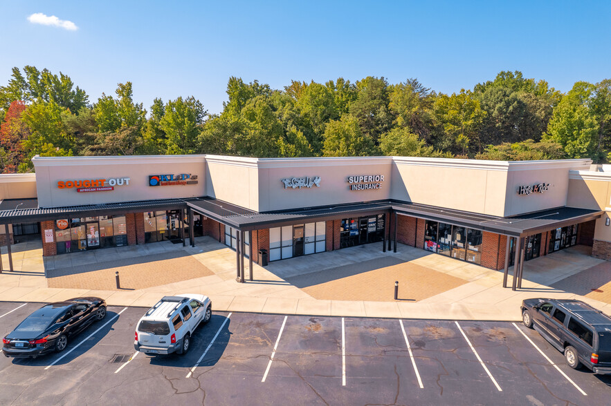 5529-5559 W Market St, Greensboro, NC à louer - Photo de l’immeuble – Image 2 sur 9