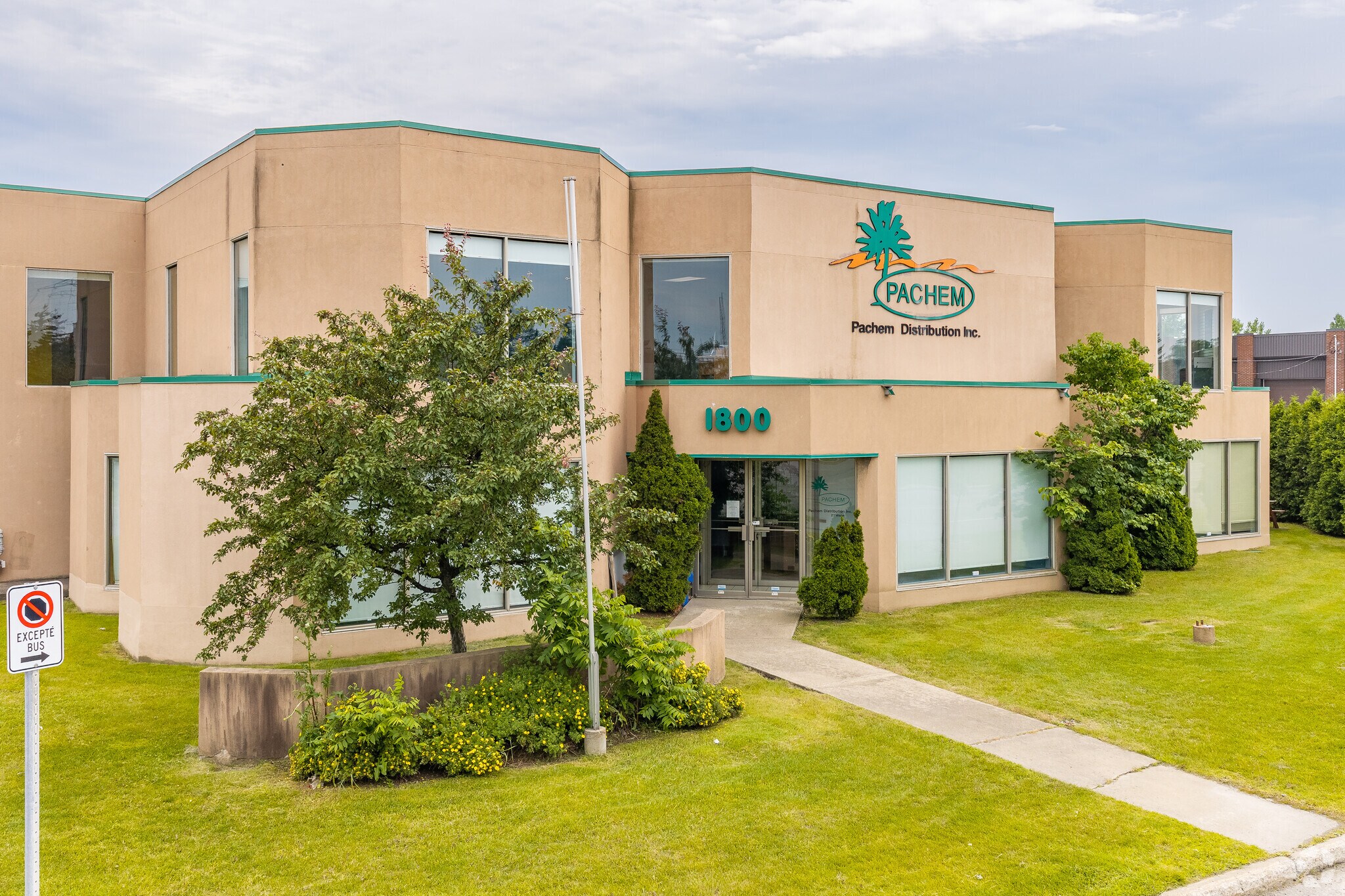1800 Rue Michelin, Laval, QC à louer Photo principale– Image 1 sur 7