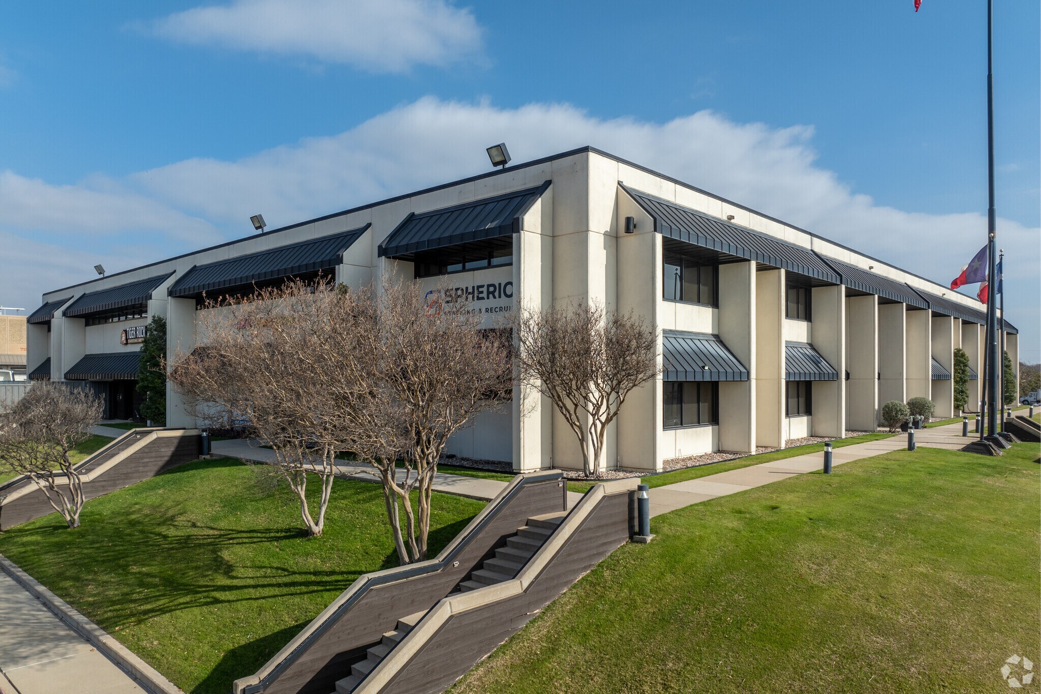 5751 Kroger Dr, Fort Worth, TX à louer Photo de l’immeuble– Image 1 sur 37