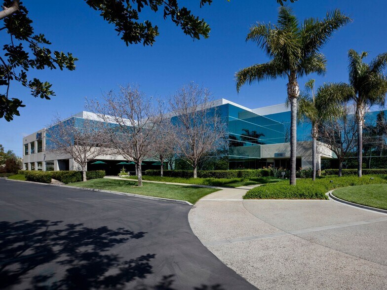 9449 Carroll Park Dr, San Diego, CA à louer - Photo de l’immeuble – Image 2 sur 6