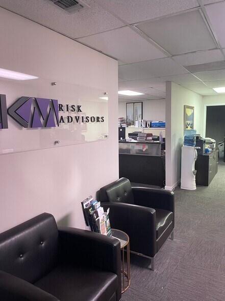 1 Rabro Dr, Hauppauge, NY à louer - Photo intérieure – Image 2 sur 7