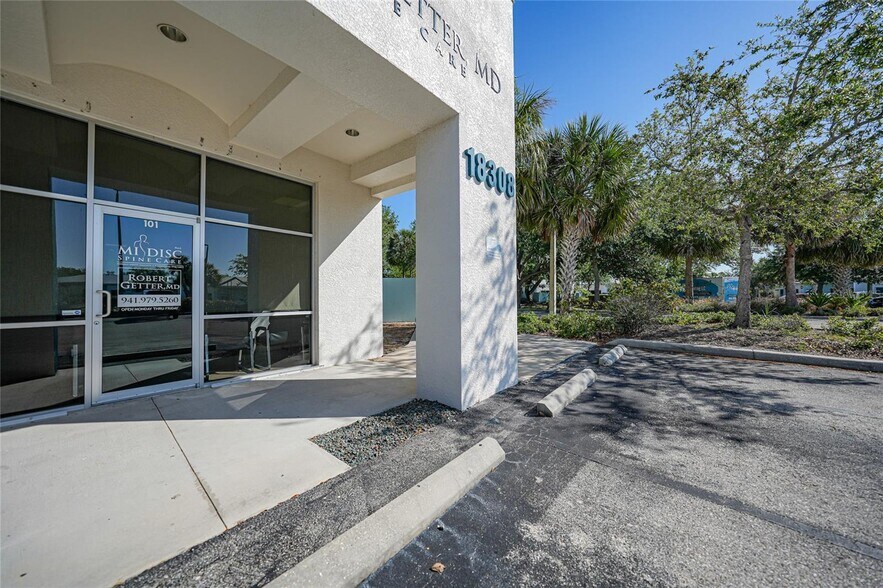 18308 Murdock Cir, Port Charlotte, FL à vendre - Photo de l’immeuble – Image 2 sur 27