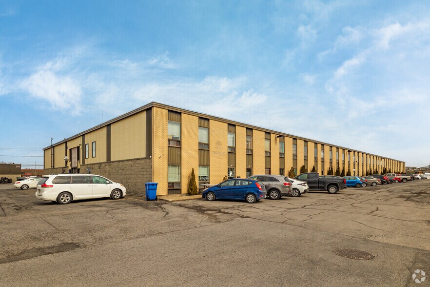 3400 Boul Losch, Saint-hubert, QC à louer - Photo principale – Image 1 sur 4