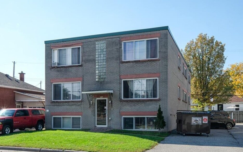 644-656 De L'église Rue portefeuille de 3 biens à vendre sur LoopNet.fr - Photo principale – Image 1 sur 3