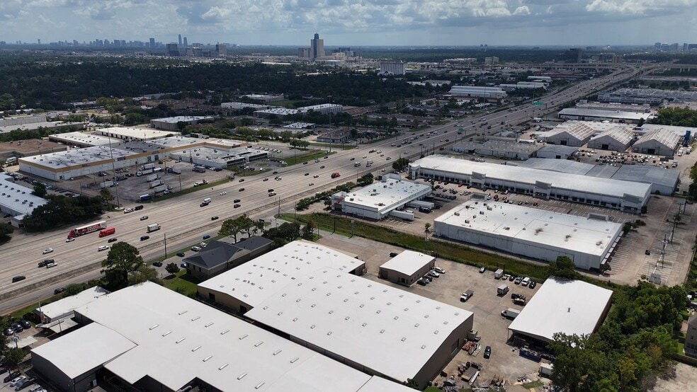1585 W Sam Houston Pky N, Houston, TX à louer - Photo de l’immeuble – Image 2 sur 5