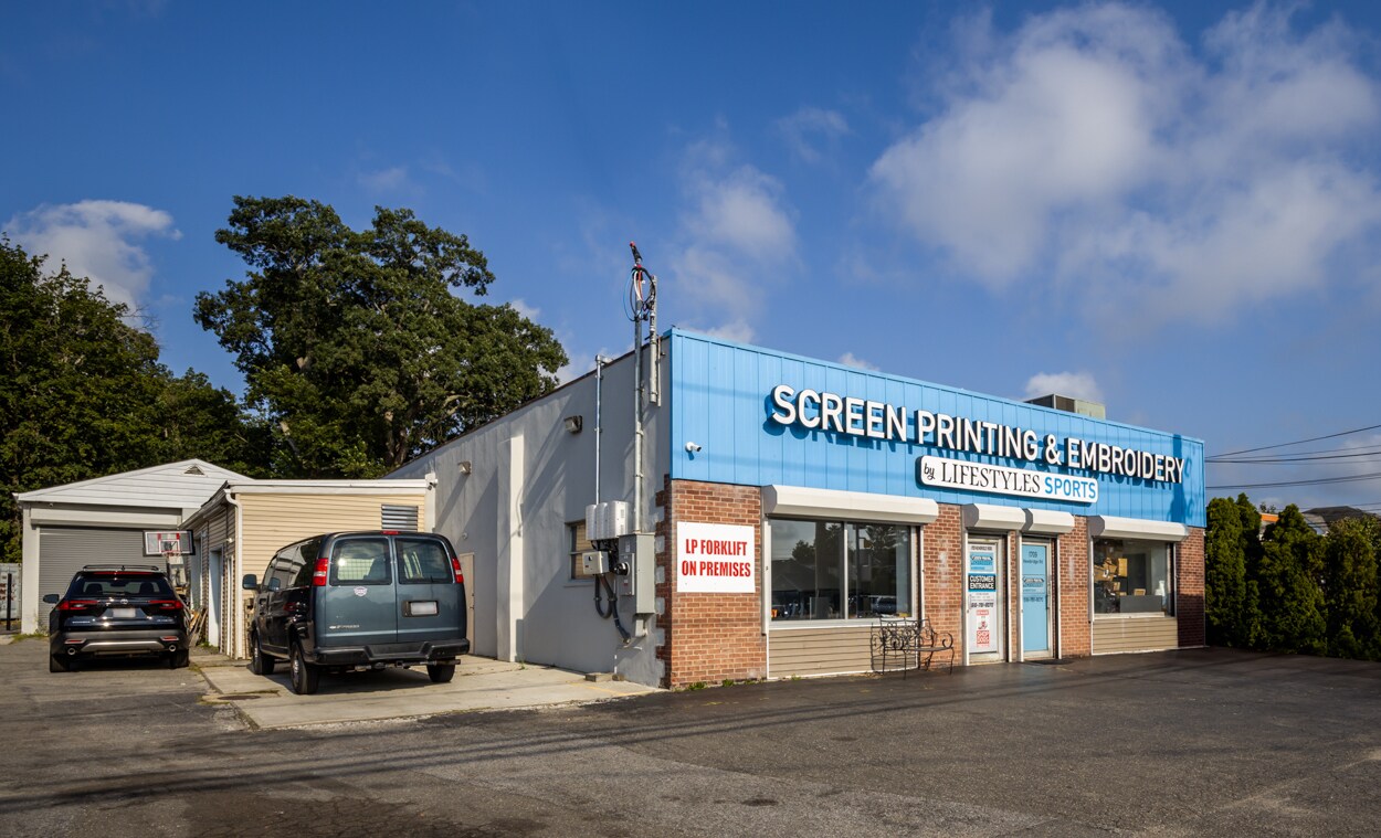 1709 Newbridge Rd, North Bellmore, NY à vendre Photo de l’immeuble– Image 1 sur 18