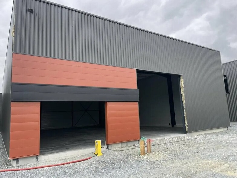 Local d'activités dans Soliers à vendre - Photo de l’immeuble – Image 2 sur 5