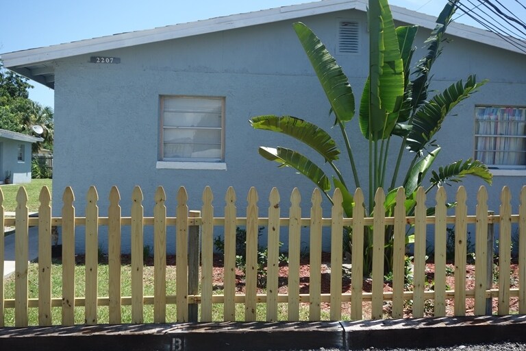 2107 Washington St NE, Palm Bay, FL à vendre - Photo de l’immeuble – Image 1 sur 12