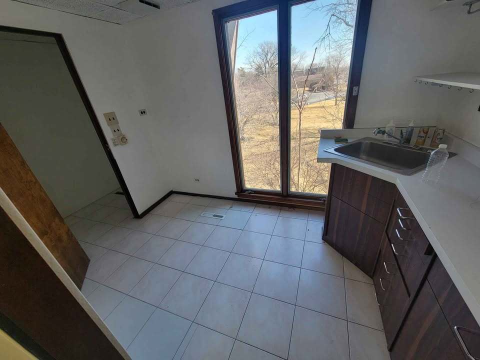6954 W Touhy Ave, Niles, IL à louer Photo intérieure– Image 1 sur 5