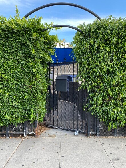 8218 W Sunset Blvd, West Hollywood, CA à louer - Photo de l’immeuble – Image 3 sur 3