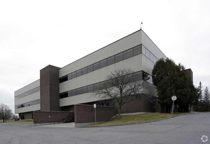 100 Herzberg Rd, Ottawa, ON à vendre - Photo de l’immeuble – Image 2 sur 6