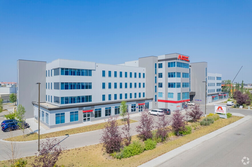 11 Royal Vista Link NW, Calgary, AB à louer - Photo principale – Image 1 sur 3